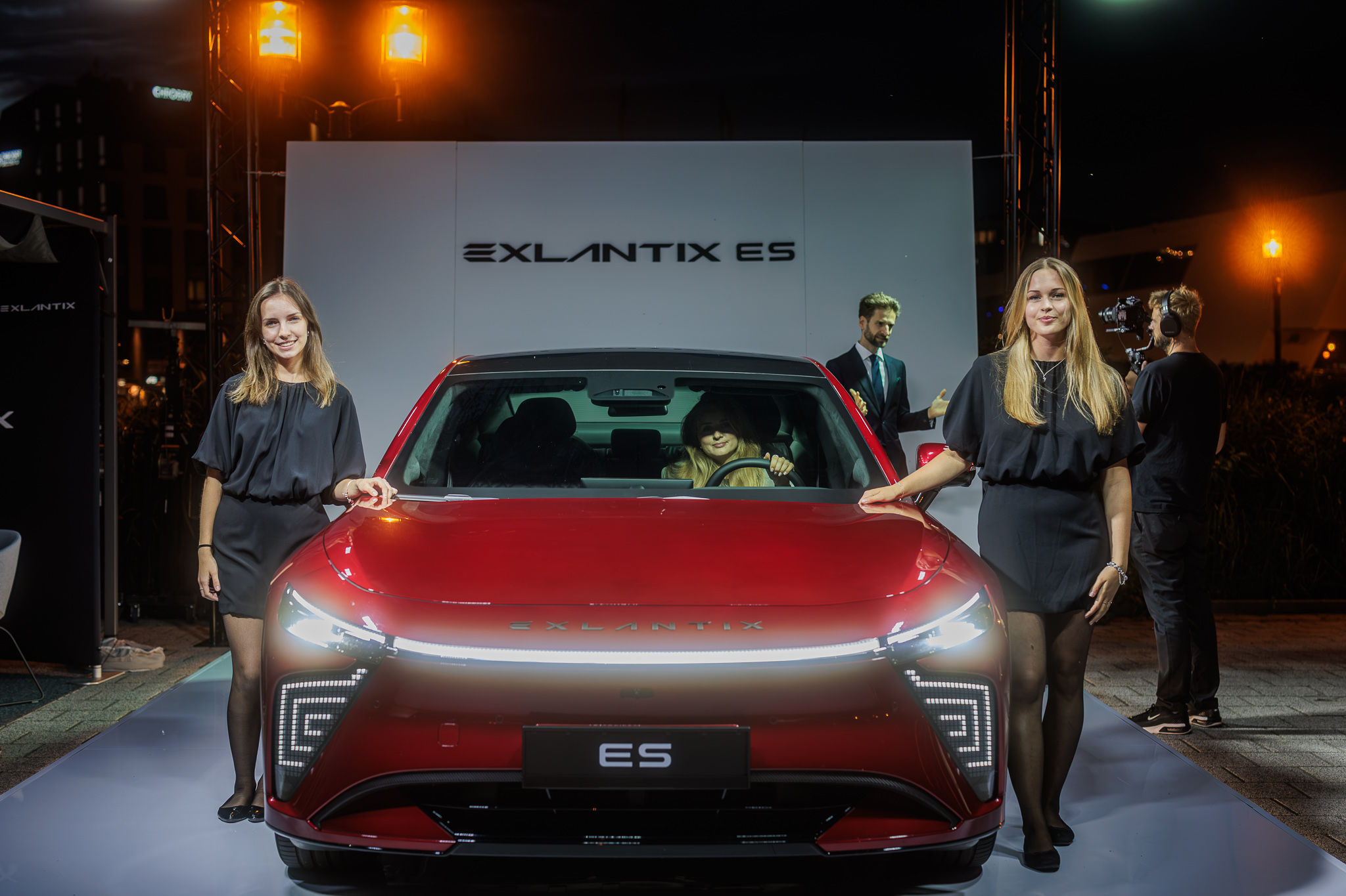 Prezentacja EXLANTIX ES z hostessami na scenie premierowej