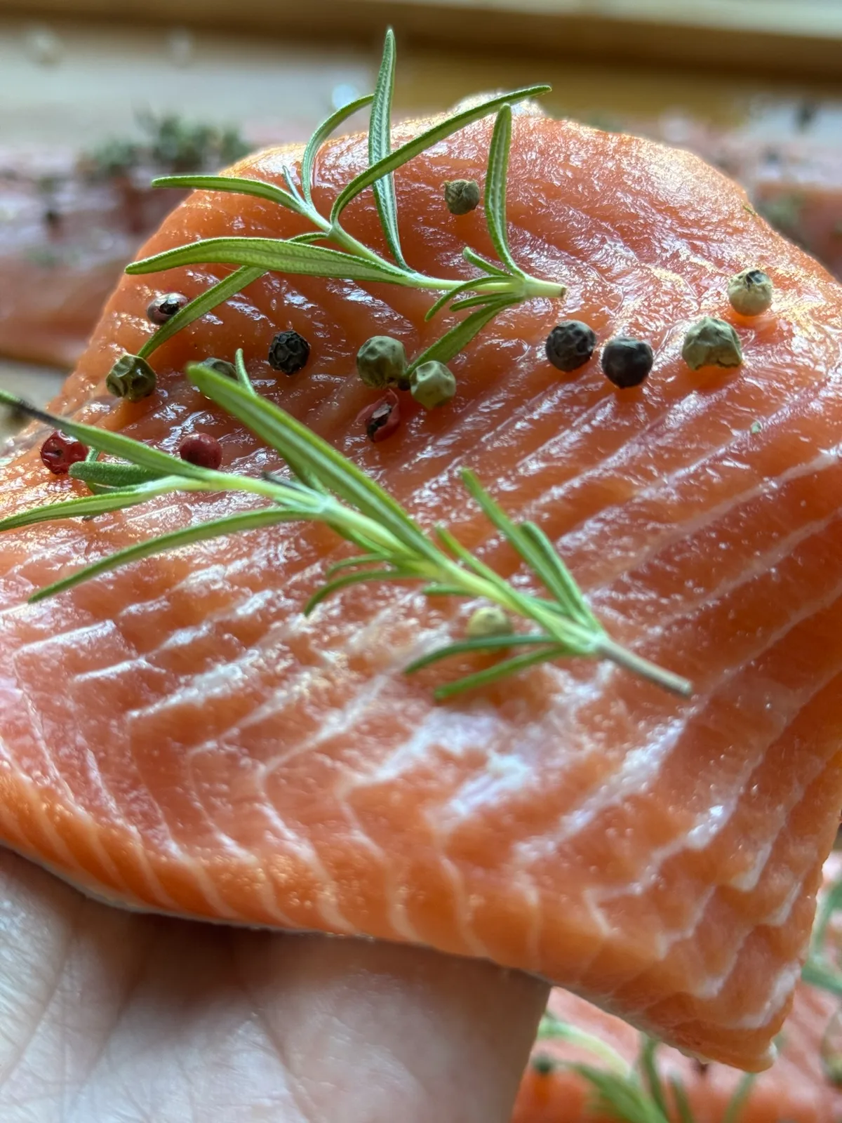 Świeży filet z pstrąga tęczowego K2 z rozmarynem i pieprzem – fotografia produktowa