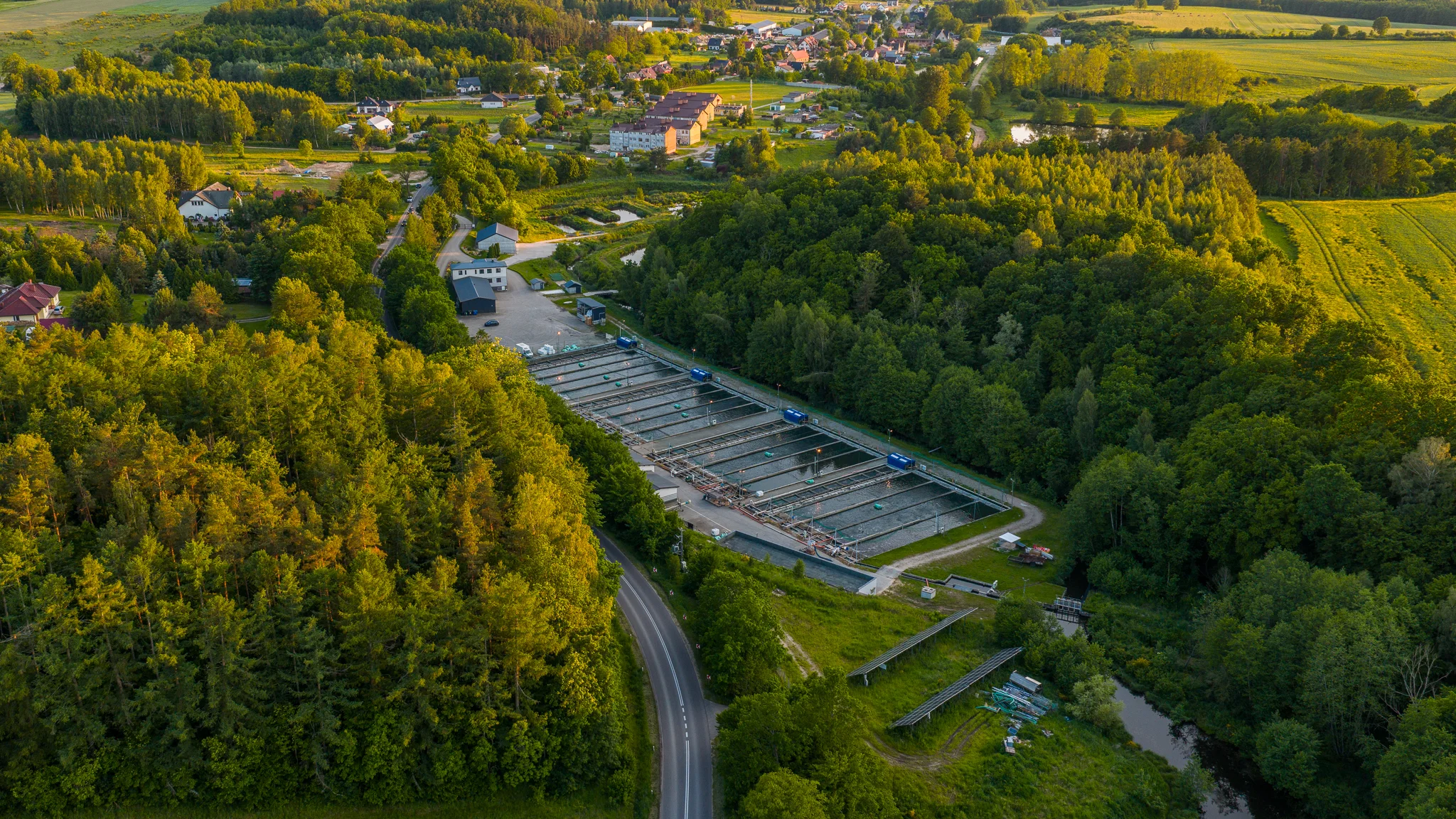 Hodowla Ryb K2 w dolinie – zdjęcie z drona