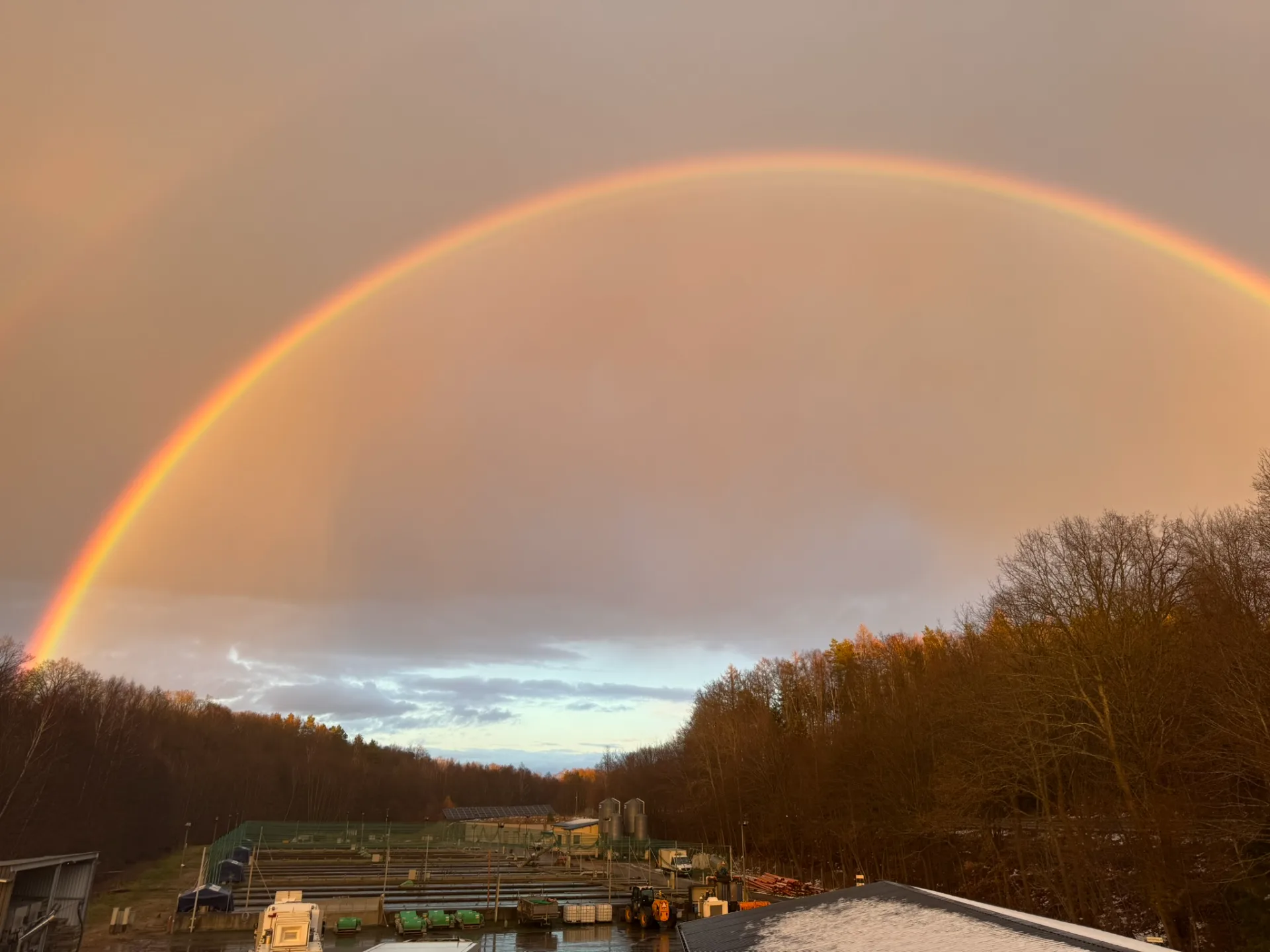 Tęcza nad Hodowlą Ryb K2 jesienią – baseny pstrąga w dolinie