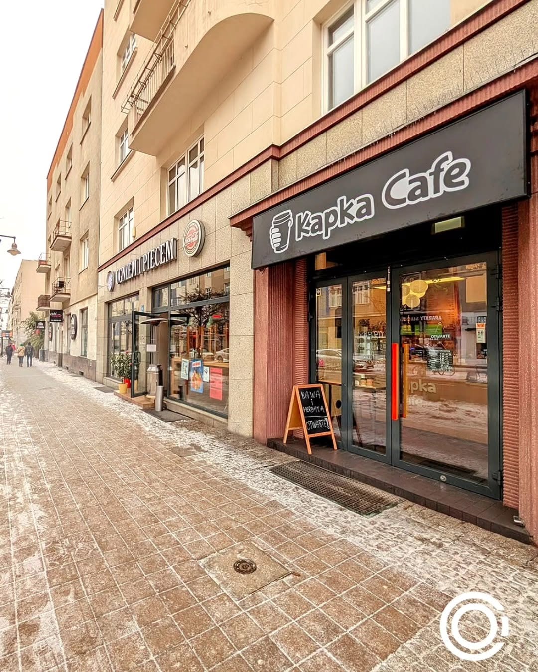 Witryna i szyld Kapka Cafe od strony ulicy